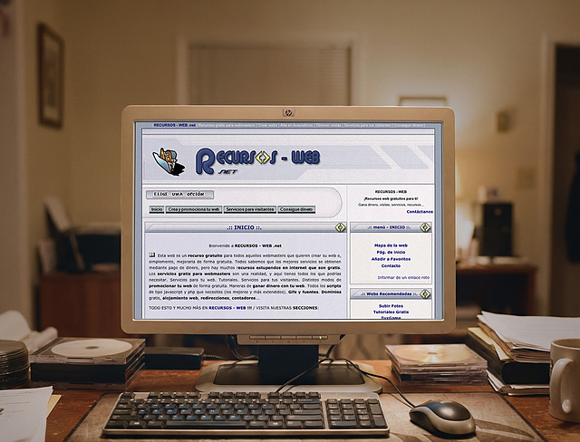 Picture of a computer showing the long-abandoned website "recursos-web.net"
