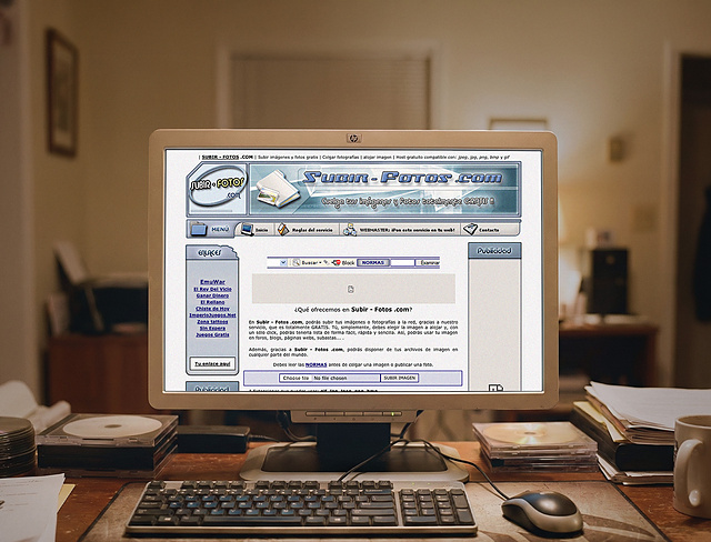Picture of a computer showing the long-abandoned website "subir-fotos.com (v1)"