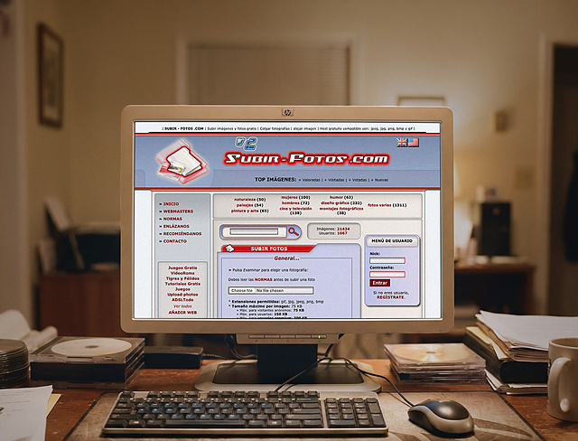 Picture of a computer showing the long-abandoned website "subir-fotos.com (v2)"